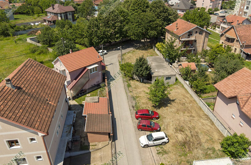 Prodaja Plac Altina 6 ari, Zemun, ulica Justina Popovica, uknjizen, zapoceta gradnja, gradsko gradjevinsko zemljiste, struja, voda, asfalt, dozvoljena gradnja