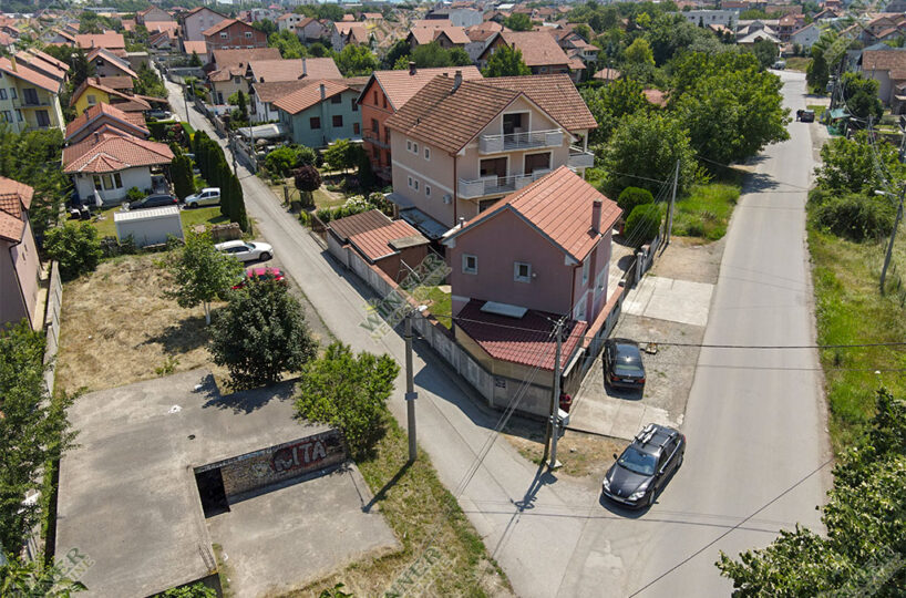 Prodaja Plac Altina 6 ari, Zemun, ulica Justina Popovica, uknjizen, zapoceta gradnja, gradsko gradjevinsko zemljiste, struja, voda, asfalt, dozvoljena gradnja