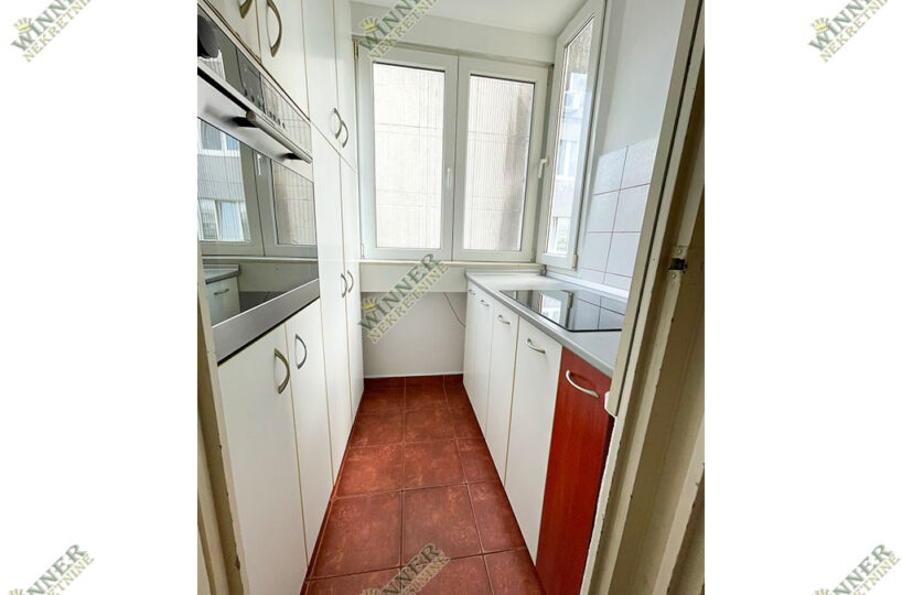 Polurenoviran dvoiposoban stan 61m², prodaja, Zemun, Sava Kovačević, winner nekretninem, agencija, promet, uknjižen, odmah useljiv, centralno grejanje