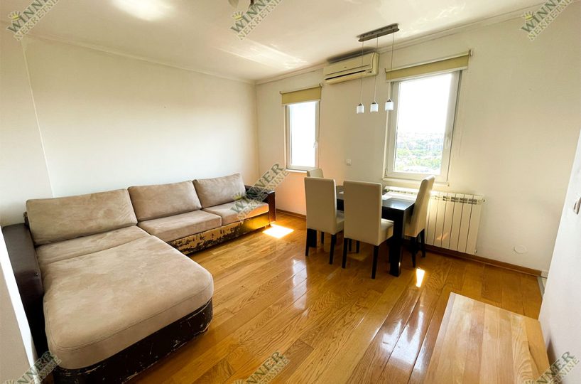 Prodaja stana Voždovac Dušanovac – 58m², jednoiposoban, terasa, pogled na Beograd, odmah useljiv, uknjizen, centralno grejanj