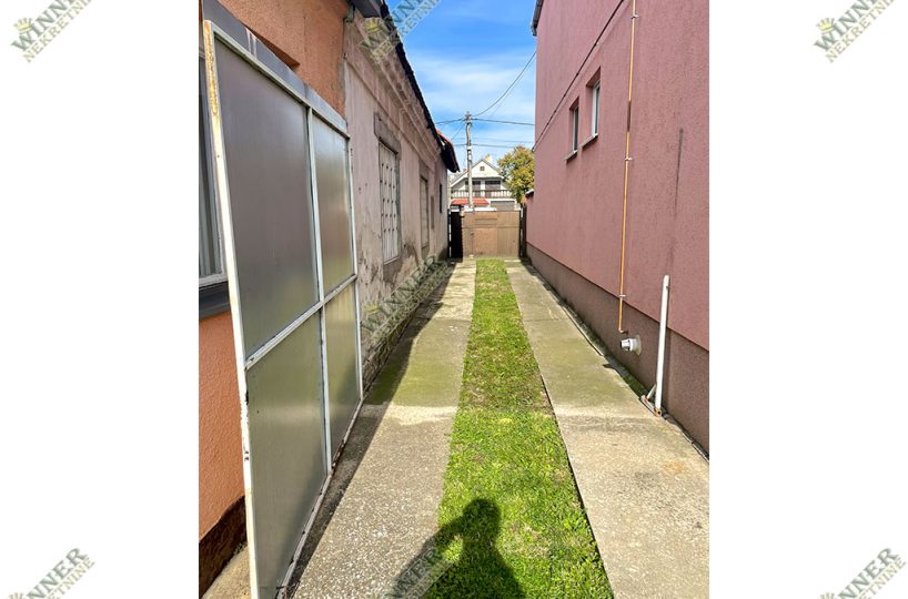 Kuća na prodaju – Batajnica centar, 55m², dvorište, mogućnost dogradnje, plac, agencija, winner nekretnine, stara gradnja, Zemun