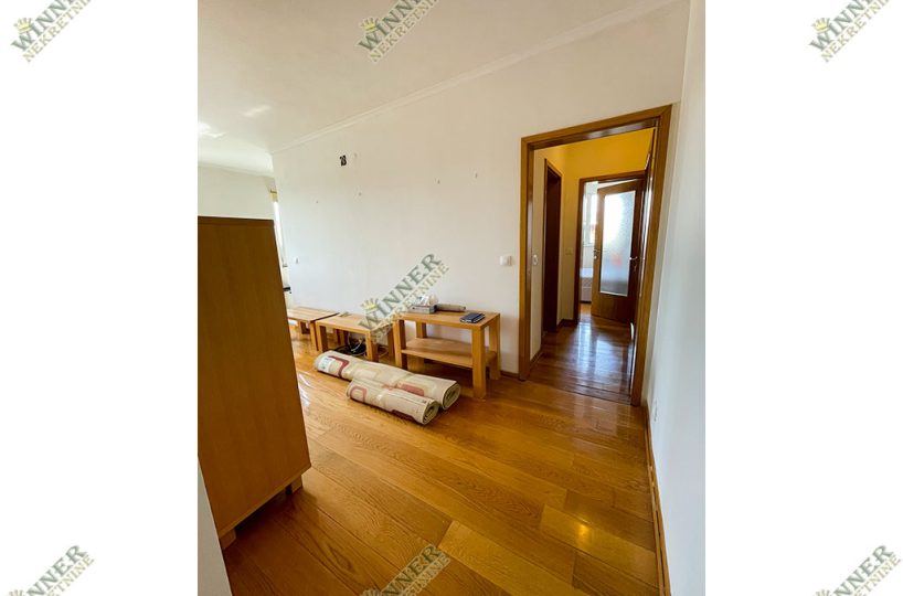 Prodaja stana Voždovac Dušanovac – 58m², jednoiposoban, terasa, pogled na Beograd, odmah useljiv, uknjizen, centralno grejanj