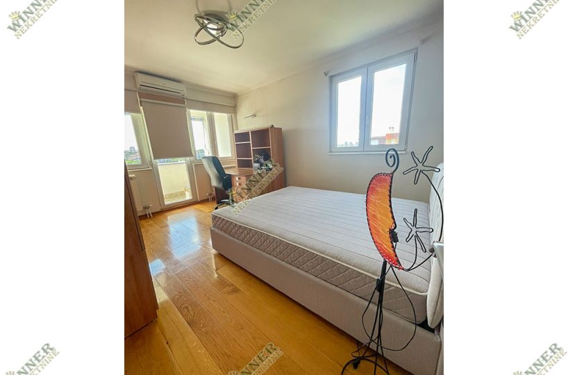 Prodaja stana Voždovac Dušanovac – 58m², jednoiposoban, terasa, pogled na Beograd, odmah useljiv, uknjizen, centralno grejanj