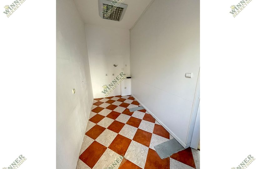 Izdaje se poslovni prostor Zemun, Sava Kovačevića, lokal, agencija, winner nekretnine, prazan