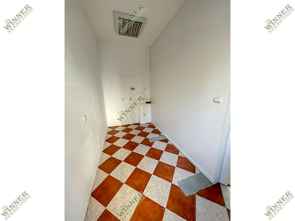 Izdaje se poslovni prostor Zemun, Sava Kovačevića, lokal, agencija, winner nekretnine, prazan