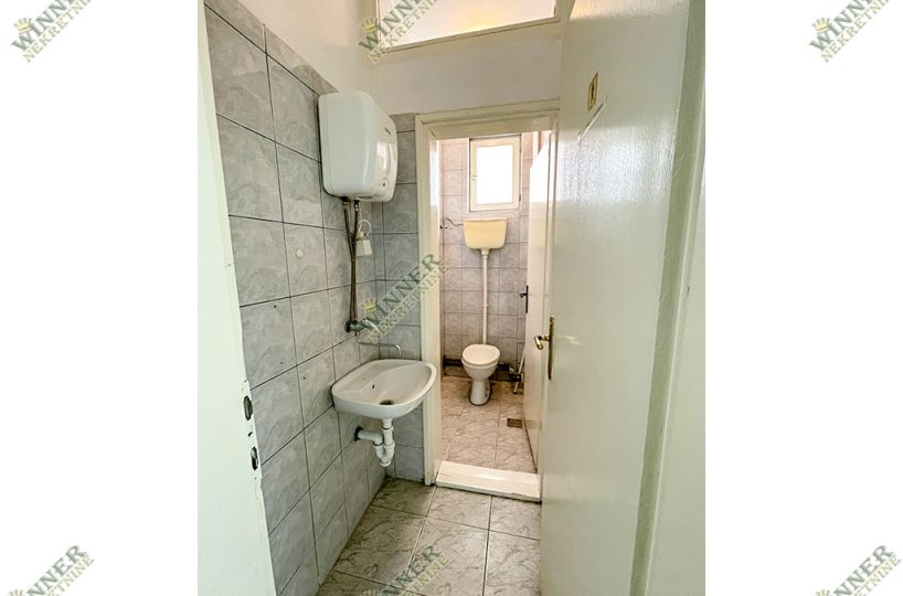 Izdaje se poslovni prostor Zemun, Sava Kovačevića, lokal, agencija, winner nekretnine, prazan