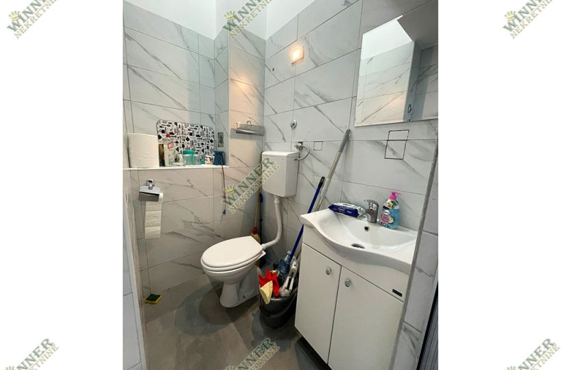 Renoviran Lokal na Prodaju u Zemunu, Prvomajska, Izlog, Parking, Uknjižen, Centralno grejanje, odmah useljiv, winner nekretnine, agencija, promet,