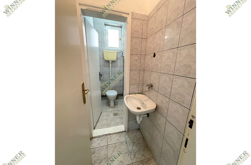 Izdaje se poslovni prostor Zemun, Sava Kovačevića, lokal, agencija, winner nekretnine, prazan