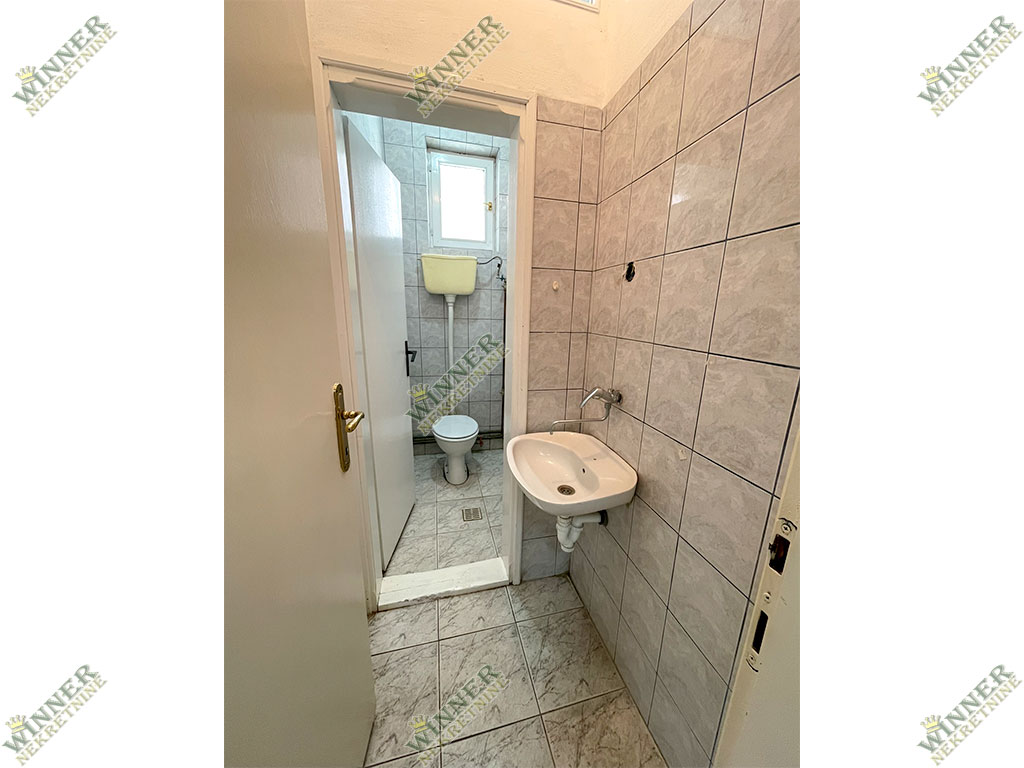 Izdaje se poslovni prostor Zemun, Sava Kovačevića, lokal, agencija, winner nekretnine, prazan