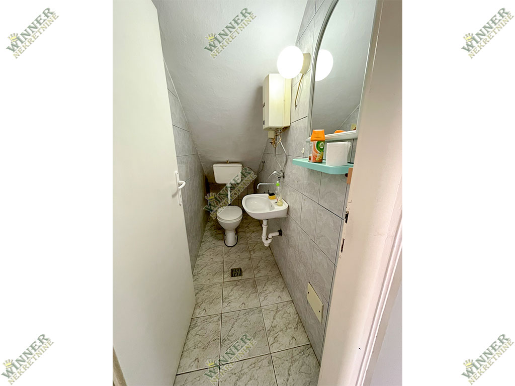 Izdaje se poslovni prostor Zemun, Sava Kovačevića, lokal, agencija, winner nekretnine, prazan