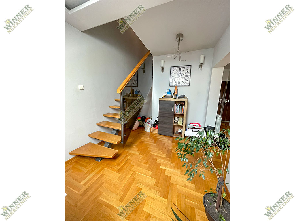 Prodaja Stan Zeleznicka duplex, Zemun, naselje Save Kovacevic, novogradnja, agencija winner nekretnine, parking, ostava, kancelarija, uknjizeno, odmah useljiv, porodican stan, namesten, sa stvarima.