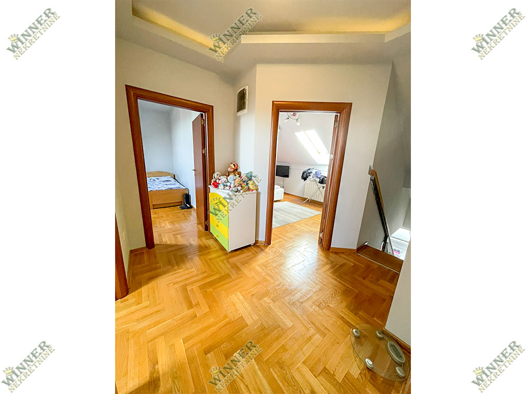Prodaja Stan Zeleznicka duplex, Zemun, naselje Save Kovacevic, novogradnja, agencija winner nekretnine, parking, ostava, kancelarija, uknjizeno, odmah useljiv, porodican stan, namesten, sa stvarima.