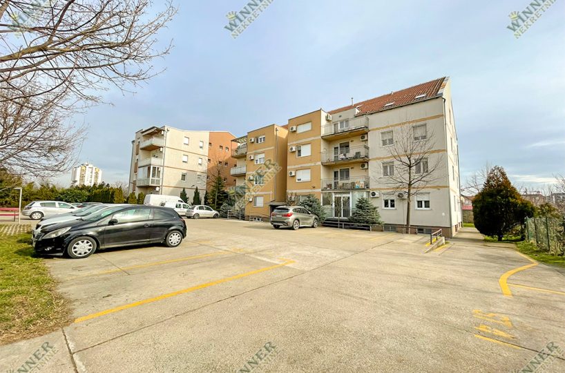 Prodaja Stan Zeleznicka duplex, Zemun, naselje Save Kovacevic, novogradnja, agencija winner nekretnine, parking, ostava, kancelarija, uknjizeno, odmah useljiv, porodican stan, namesten, sa stvarima.
