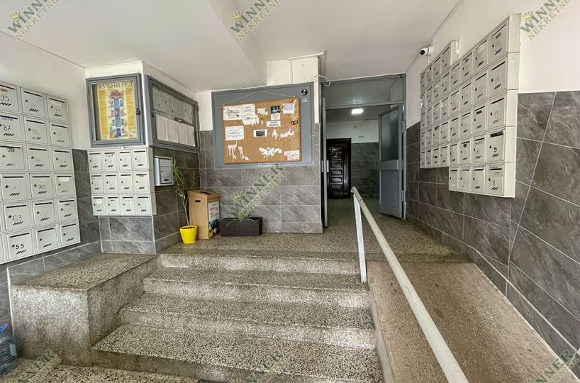 Ulaz od zgrade, Prodaja stana Zemun – Sava Kovačević, Terasa, renoviran, winner nekretnine, agencija, CG, uknjižen