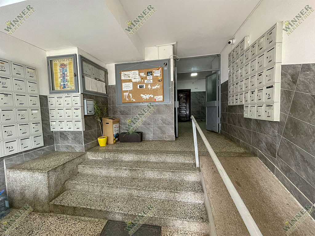 Ulaz od zgrade, Prodaja stana Zemun – Sava Kovačević, Terasa, renoviran, winner nekretnine, agencija, CG, uknjižen