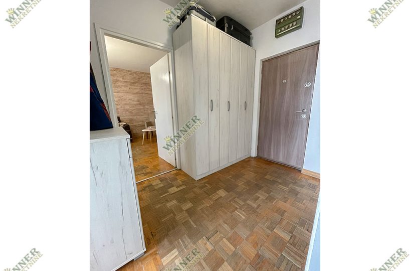 Hodnik Prodaja stana Zemun – Sava Kovačević, Terasa, renoviran, winner nekretnine, agencija, CG, uknjižen