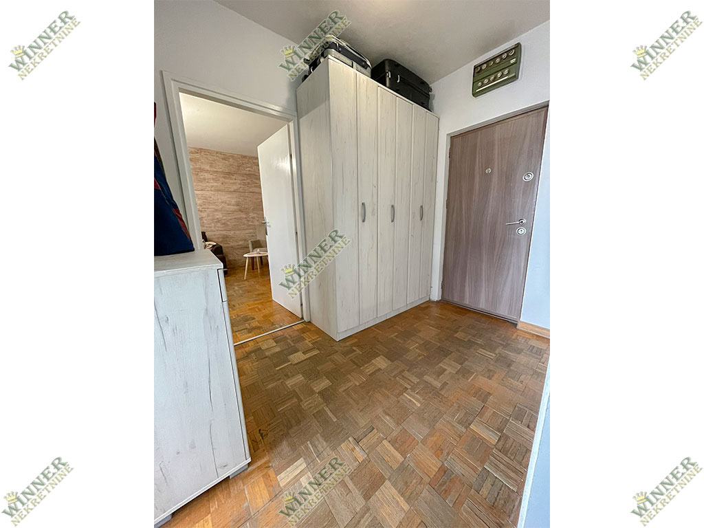 Hodnik Prodaja stana Zemun – Sava Kovačević, Terasa, renoviran, winner nekretnine, agencija, CG, uknjižen