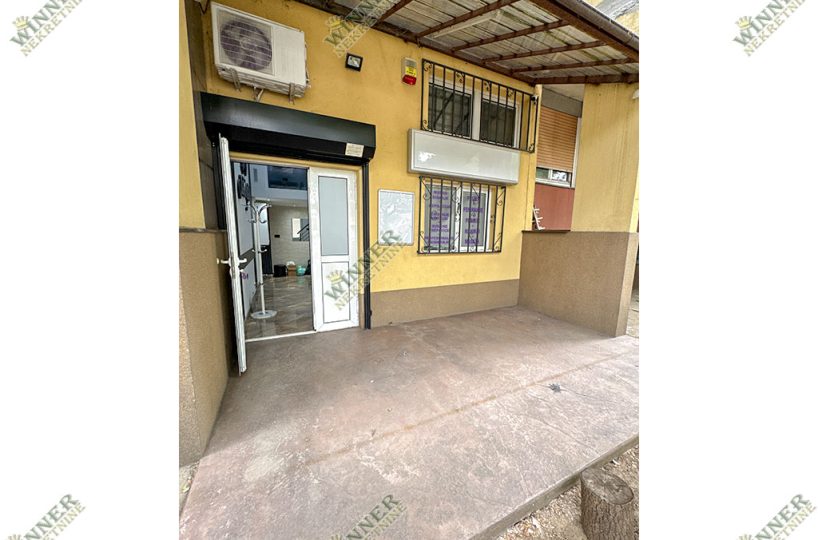 Renoviran poslovni prostor za izdavanje, lokal u Zemunu sa baštom