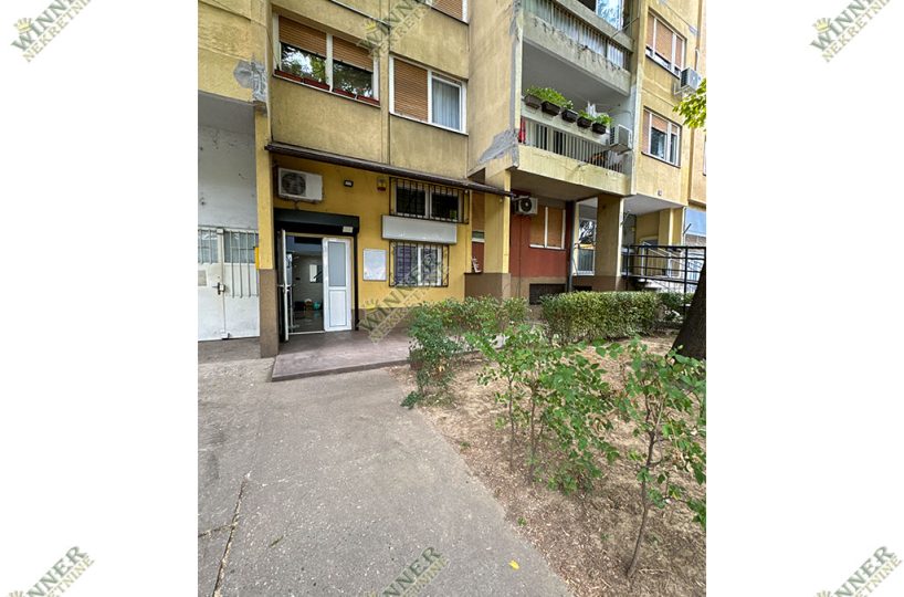 Izdavanje lokala Zemun - Meandri, glavni ulaz u ulici Bačka
